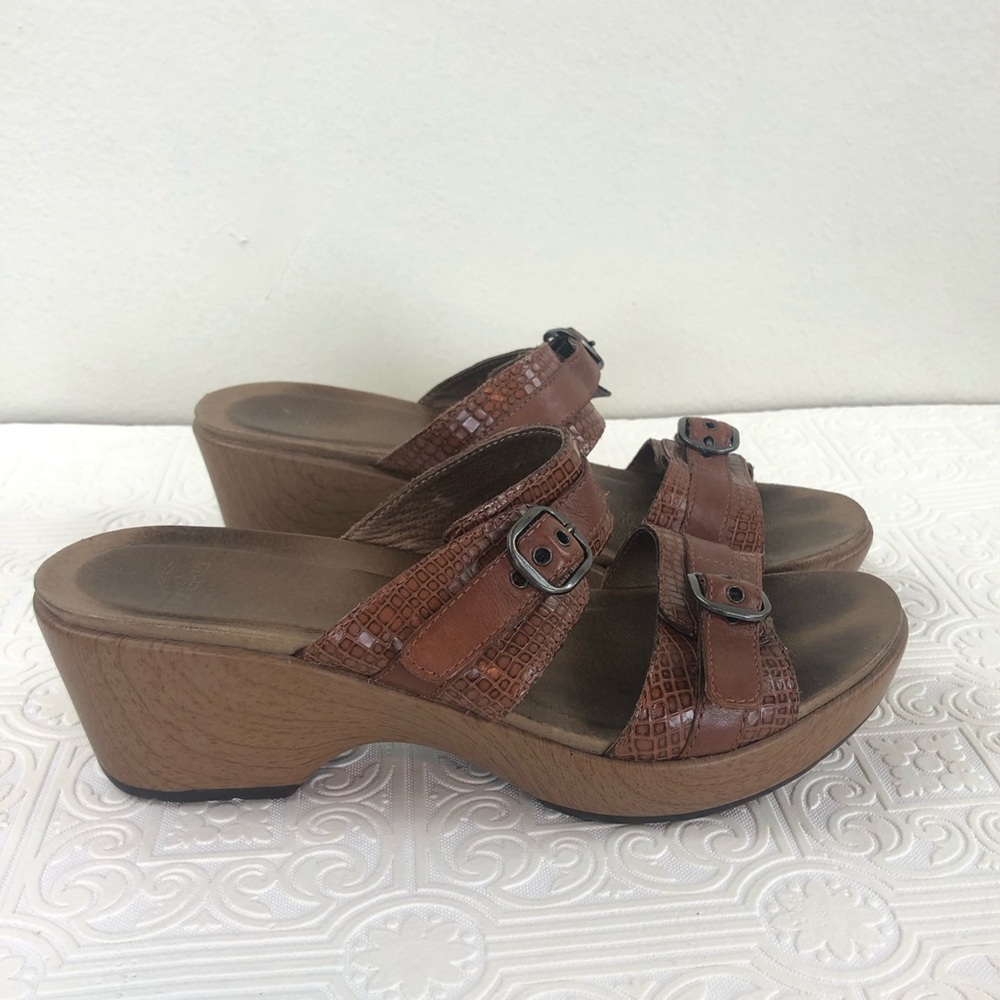 Dansko Jessie Leather Lizard Embossed Brown Sandals Clog Buckle Closure Open Toe